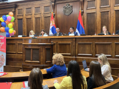 3. октобар 2023. Председник Народне скупштине др Владимир Орлић отворио је  седницу ученичких парламената 